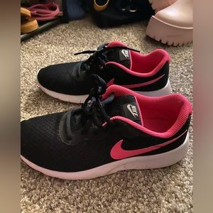 Girls size 5.5Y or woman’s size 7 pink and black Nike shoes